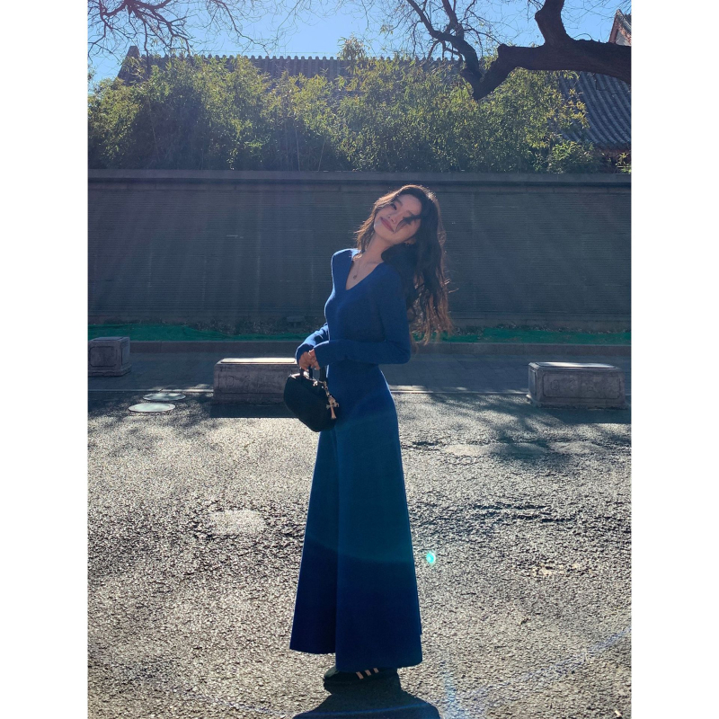 Prantsuse stiilis pikkade varrukatega kleit, sügav V-kaelus, elastne talje, pikk prigluduv seelik klubidele