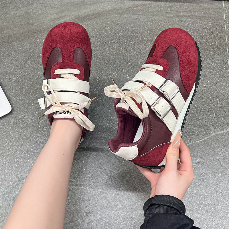 Moteriški kvėpuojantys kasdieniai sportbačiai su mikropluošto + nubuko viršutine, žemas profilio, priekiniai raišteliai, gumine padanga