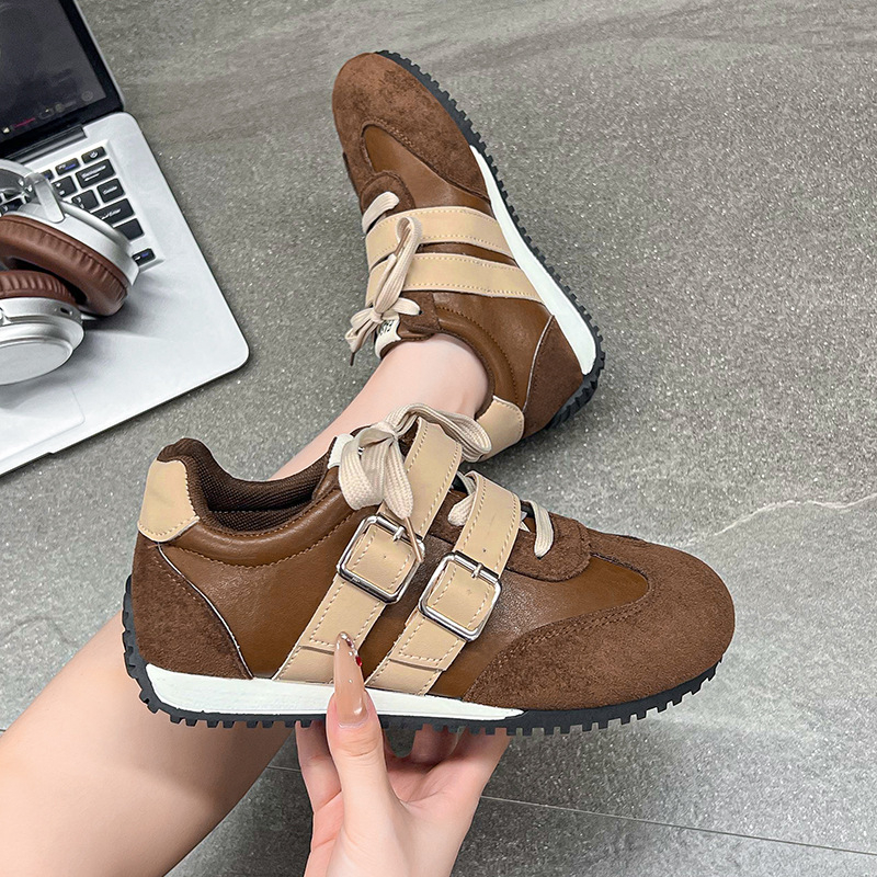 Moteriški kvėpuojantys kasdieniai sportbačiai su mikropluošto + nubuko viršutine, žemas profilio, priekiniai raišteliai, gumine padanga