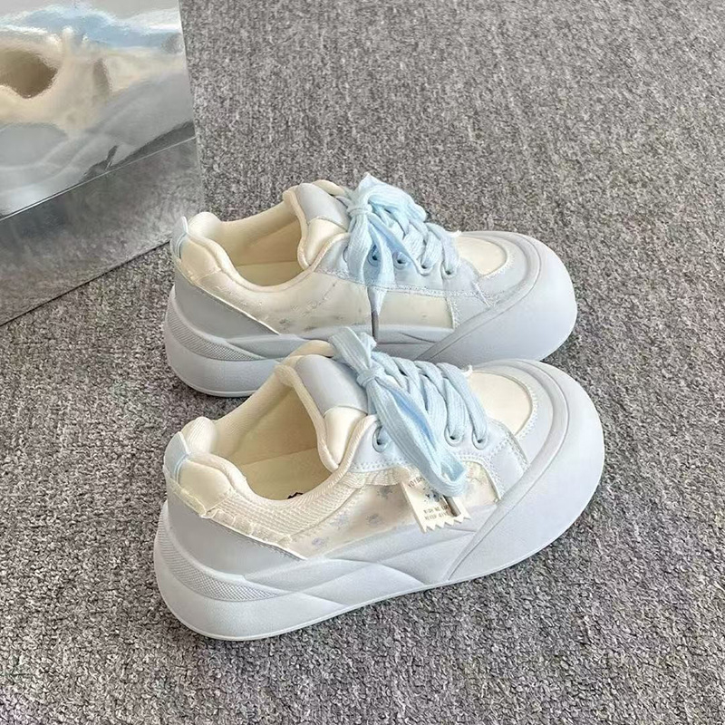 Naister igapäevased tossud sünteetsest nahast, kummist tall, ees rihmad, lühike varvas, kõrgendava sisetald