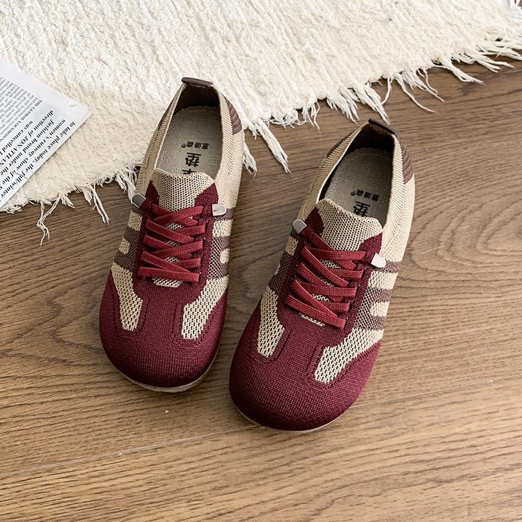 Naiste jooksujalatsid – kerged, hingavad, löögisummutavad ja libisemiskindla kummitaldaga; PU ülemine, ümmargune varba, madal lõpp, ees pitsiga kinnitusega.