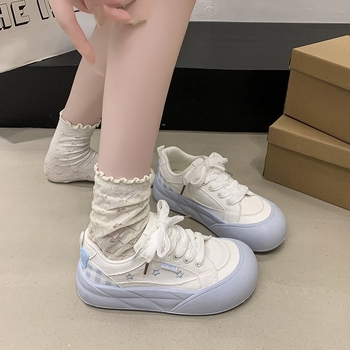 Kingad lameda tallaga, ümmarguse varba, PU pealiskate, PU sisetald, kummist tald, keskmise kõrgusega konts 3–5 cm