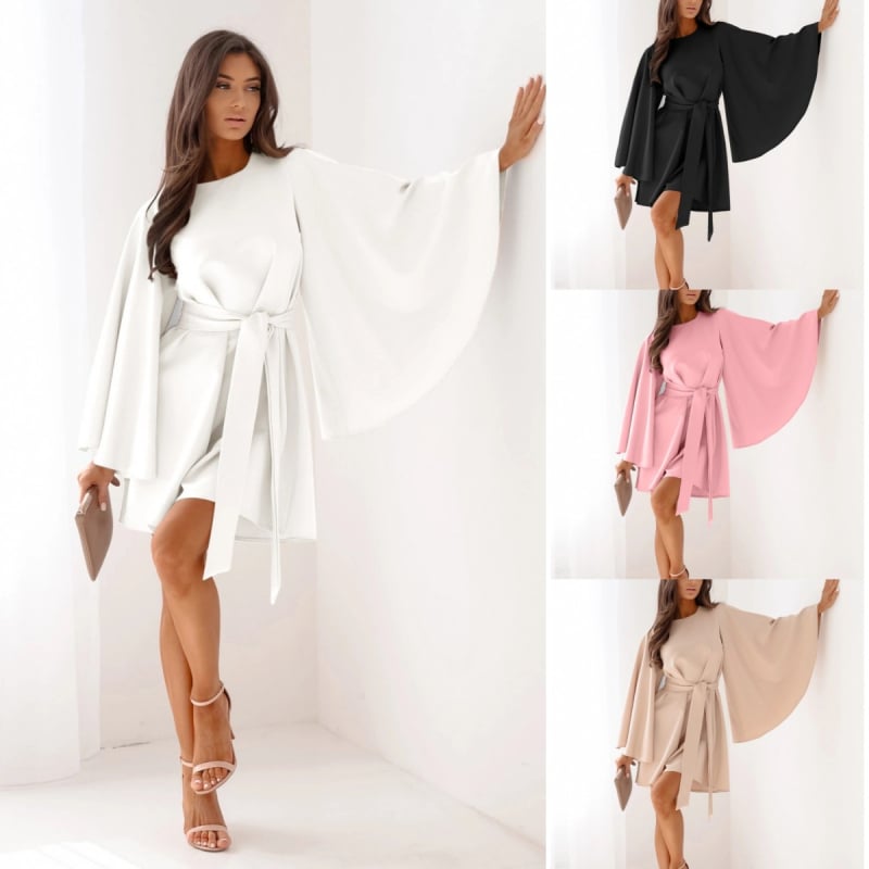 Polüestrist ühevärviline lühike kleit ümmarguse kaelusega, kellukujuliste varrukatega ja vööga — elegantne igapäevane stiil