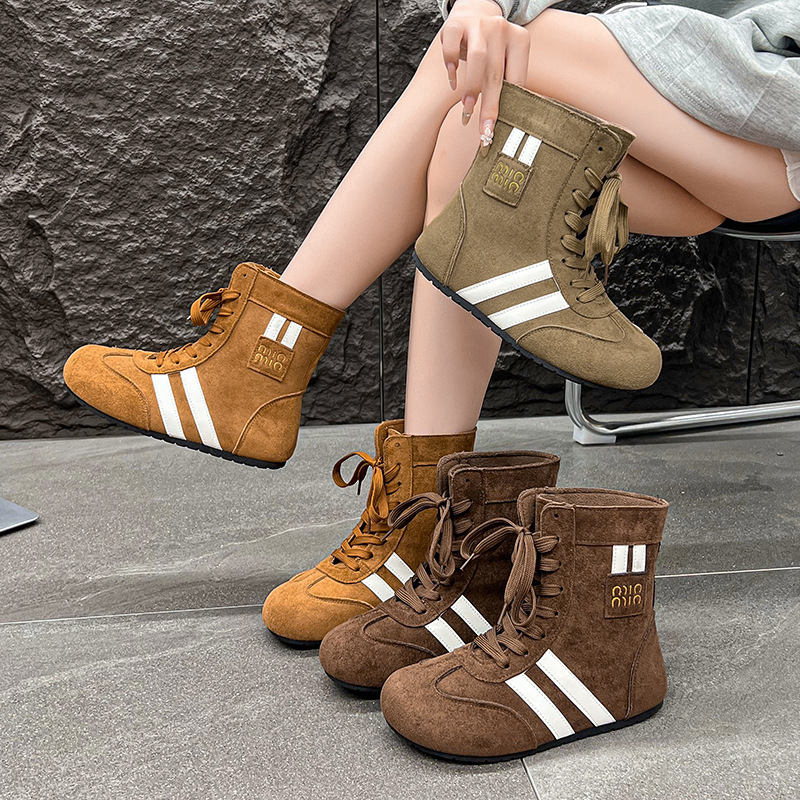 Naiste Martin saapad kunstnahast, keskmise sääre kõrgus, paks kann 1-3 cm, ees nööriga lukustus