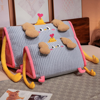 Kolmnurkne seljatugi padi plüüskapõiega, karikatuurimotiiv, tikitud ja õmmeldud, PP puuvillane täidis