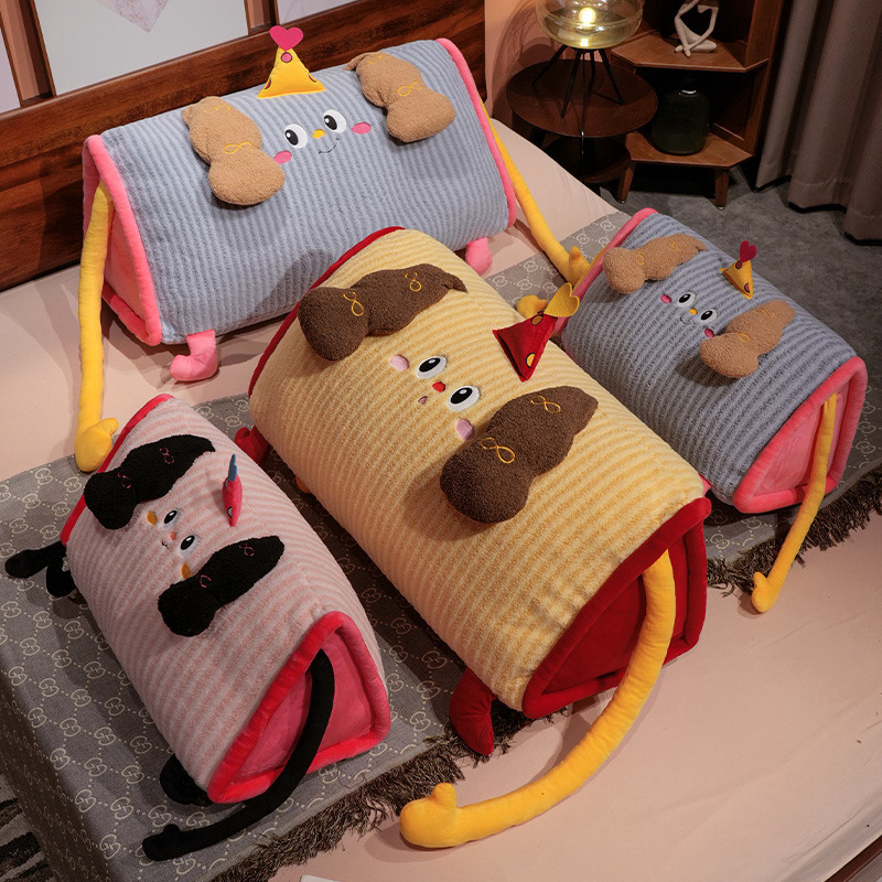 Kolmnurkne seljatugi padi plüüskapõiega, karikatuurimotiiv, tikitud ja õmmeldud, PP puuvillane täidis