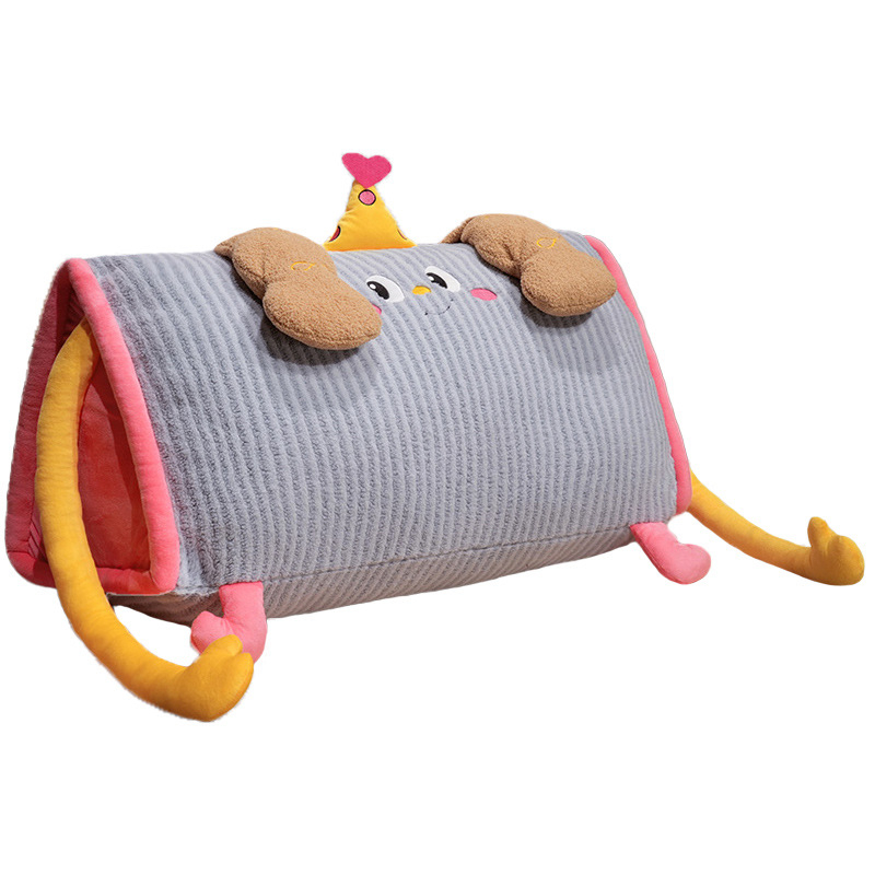 Kolmnurkne seljatugi padi plüüskapõiega, karikatuurimotiiv, tikitud ja õmmeldud, PP puuvillane täidis