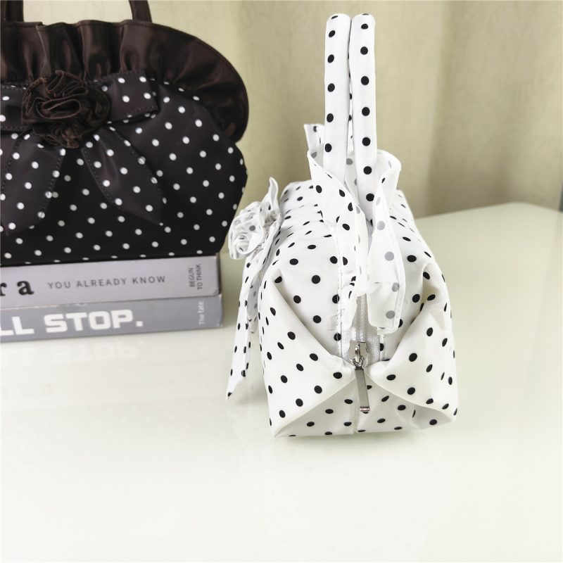 Mini kott lipsuga, täppidega kangas, nailonist kere, horisontaalne ruudukujuline kuju, tõmblukk sulgemine, polüestri vooder, värske ja magus stiil