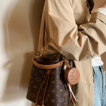 Geantă tip găleată cu trei bretele, unisex, broderie, buzunar interior cu fermoar