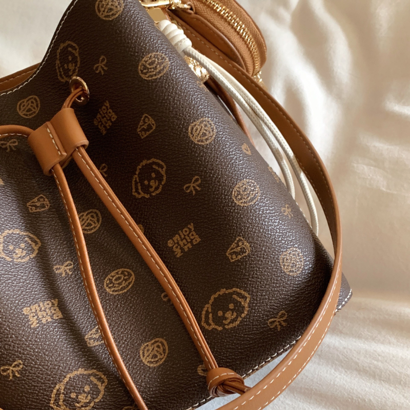 Geantă tip găleată cu trei bretele, unisex, broderie, buzunar interior cu fermoar