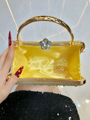 Polüestrist box-stiililine crossbody kott, horisontaalne ruuduline kuju, lukustamine lukuga, sisemised taskud telefonile ja ID-kaardile