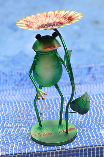 Väljas kasutatav raudne linnutoitja konn-motiiviga ja lille sisestusega aiadekoratsioon