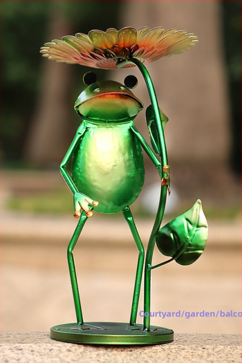 Väljas kasutatav raudne linnutoitja konn-motiiviga ja lille sisestusega aiadekoratsioon