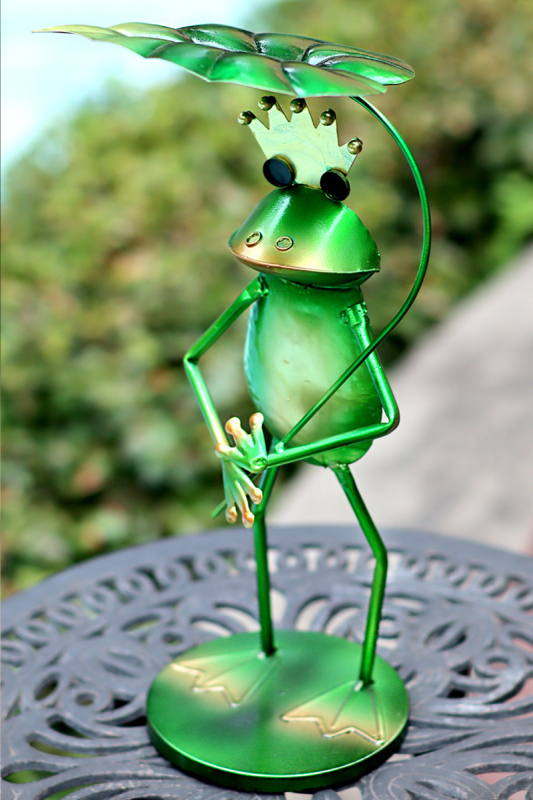 Väljas kasutatav raudne linnutoitja konn-motiiviga ja lille sisestusega aiadekoratsioon