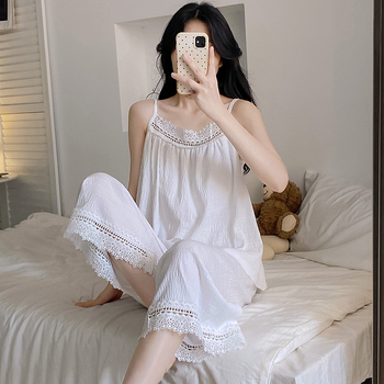 Ženski pidžama set s bezrukavnim topom s podrškom za grudi i cropped hlače; tanak, prozračan materijal od Tencel-pamučne smjese; 90–95% poliester.