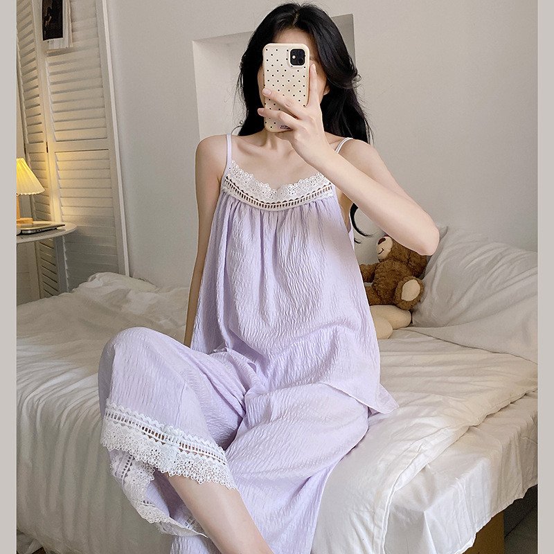 Ženski pidžama set s bezrukavnim topom s podrškom za grudi i cropped hlače; tanak, prozračan materijal od Tencel-pamučne smjese; 90–95% poliester.