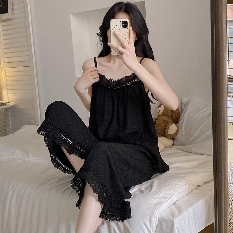 Ženski pidžama set s bezrukavnim topom s podrškom za grudi i cropped hlače; tanak, prozračan materijal od Tencel-pamučne smjese; 90–95% poliester.