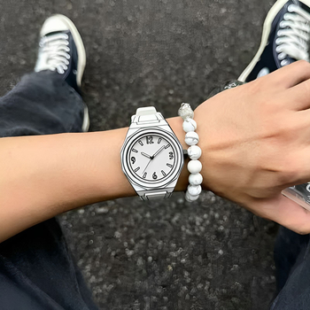 Sat u stilu anime s komiks dizajnom, kvarcni mehanizam, analogni prikaz, osmerokutni cifernik, silikon remen, svijetli u mraku