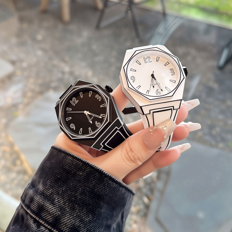 Sat u stilu anime s komiks dizajnom, kvarcni mehanizam, analogni prikaz, osmerokutni cifernik, silikon remen, svijetli u mraku