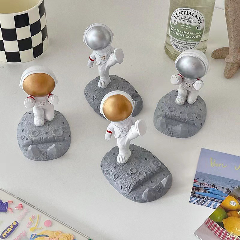 Stalak u obliku astronauta za telefone i tablete – smola, crtani stil, univerzalna kompatibilnost
