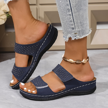 Slip-on basutės su stora padu, PU viršus, guminis padas, piršto forma: žuvies burna, Europos–Amerikos stilius, vasara 2025.