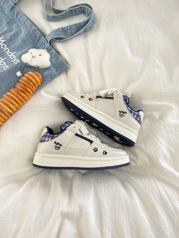 Ženske dnevne tenisice, okrugla špička, gornji dio od umjetnog fleecea, gumasti potplat, vezanje, model s color-block uzorkom, dizajn za povećanje visine, proljetno izdanje 2025