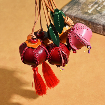 Prívesok z kože rastlinným dubením – ručne šité, pravá koža, motív granát, tvar batožinového prívesku, kód AW852