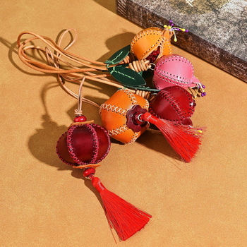 Prívesok z kože rastlinným dubením – ručne šité, pravá koža, motív granát, tvar batožinového prívesku, kód AW852