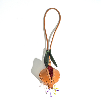 Prívesok z kože rastlinným dubením – ručne šité, pravá koža, motív granát, tvar batožinového prívesku, kód AW852