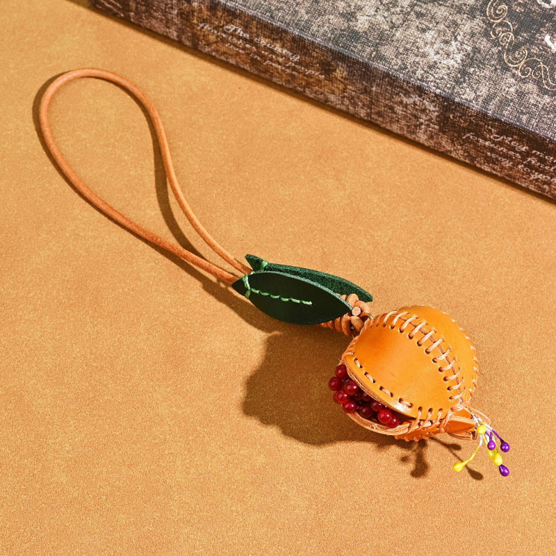 Prívesok z kože rastlinným dubením – ručne šité, pravá koža, motív granát, tvar batožinového prívesku, kód AW852