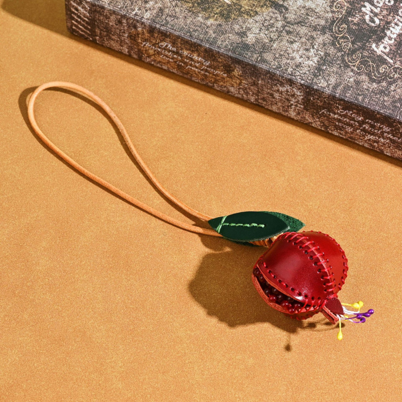 Prívesok z kože rastlinným dubením – ručne šité, pravá koža, motív granát, tvar batožinového prívesku, kód AW852