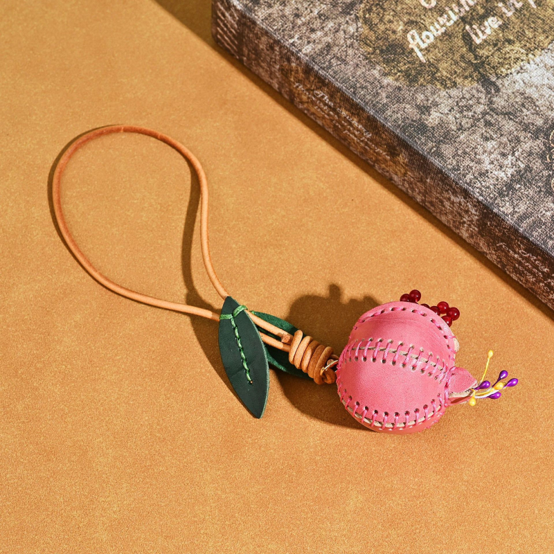 Prívesok z kože rastlinným dubením – ručne šité, pravá koža, motív granát, tvar batožinového prívesku, kód AW852