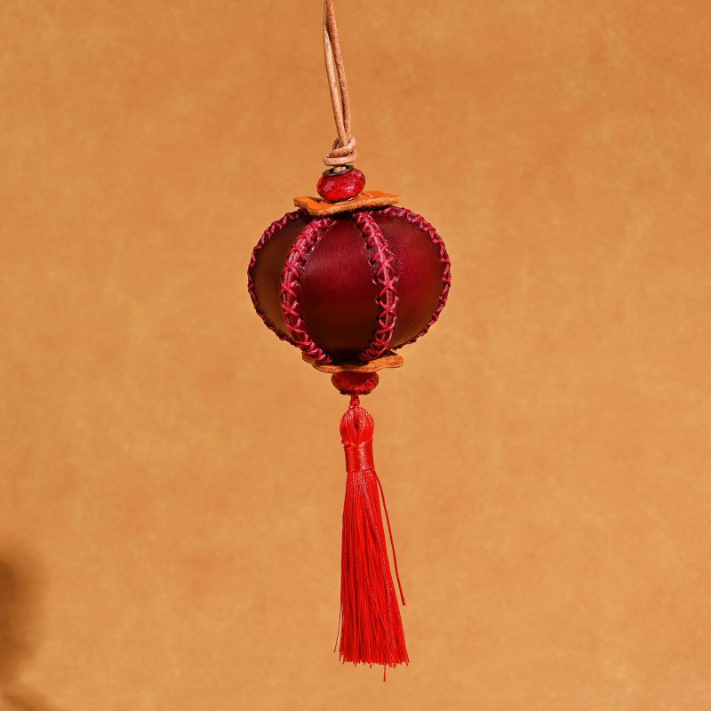 Prívesok z kože rastlinným dubením – ručne šité, pravá koža, motív granát, tvar batožinového prívesku, kód AW852