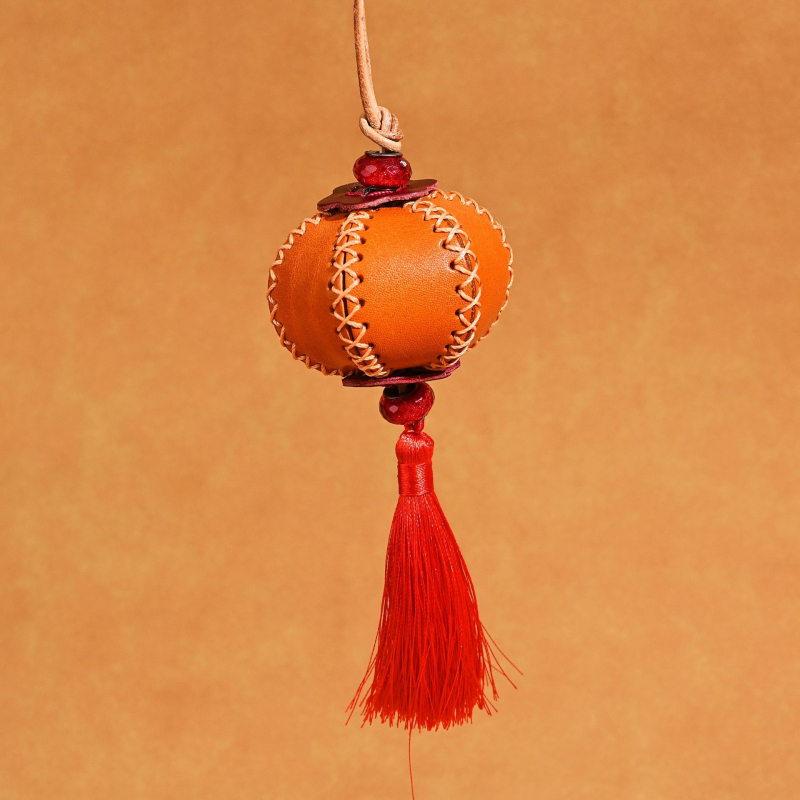 Prívesok z kože rastlinným dubením – ručne šité, pravá koža, motív granát, tvar batožinového prívesku, kód AW852