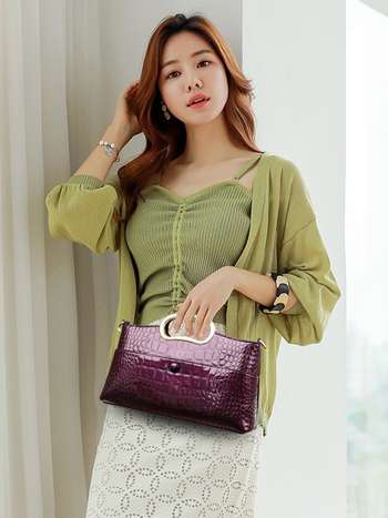 Torba od kože krokodila s zatvaračem, pravokutnog oblika, unutarnji džepovi sa zipom i džep za mobitel