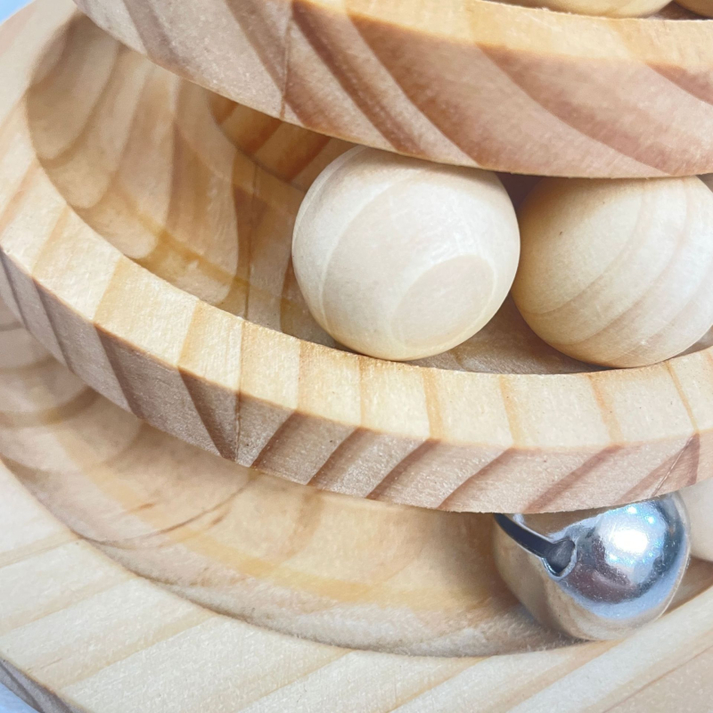 Drvena mačja puzzle igračka s višestrukim stazama i okretna kugla — drvo, broj proizvoda AL984817505116, prirodni stil