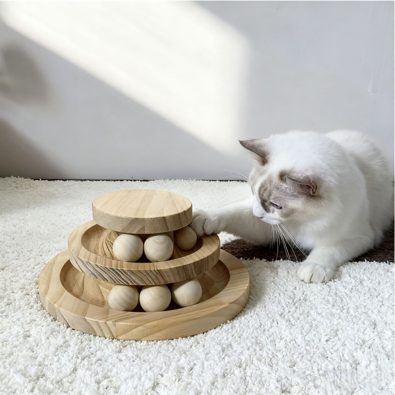 Drvena mačja puzzle igračka s višestrukim stazama i okretna kugla — drvo, broj proizvoda AL984817505116, prirodni stil
