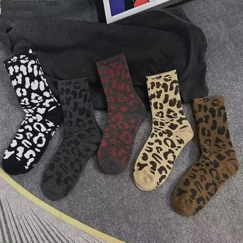 Stredne vysoké voľnočasové ponožky s leopardím vzorom, polyester 90–95%, protišmykové, priedušné
