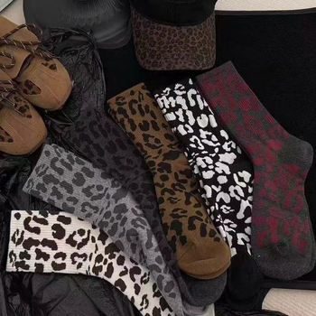Stredne vysoké voľnočasové ponožky s leopardím vzorom, polyester 90–95%, protišmykové, priedušné