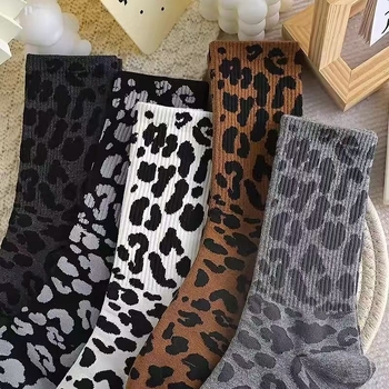 Stredne vysoké voľnočasové ponožky s leopardím vzorom, polyester 90–95%, protišmykové, priedušné