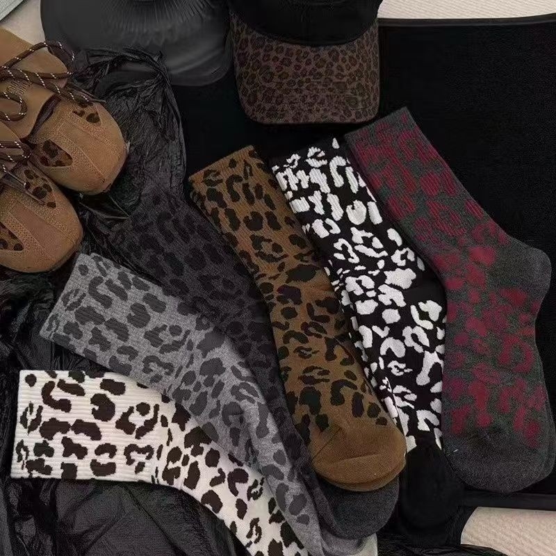 Stredne vysoké voľnočasové ponožky s leopardím vzorom, polyester 90–95%, protišmykové, priedušné