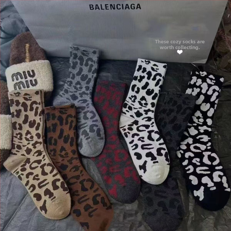 Stredne vysoké voľnočasové ponožky s leopardím vzorom, polyester 90–95%, protišmykové, priedušné