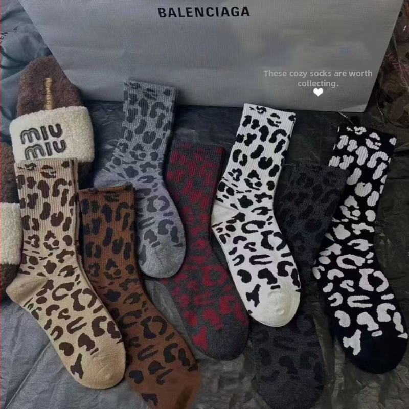 Stredne vysoké voľnočasové ponožky s leopardím vzorom, polyester 90–95%, protišmykové, priedušné