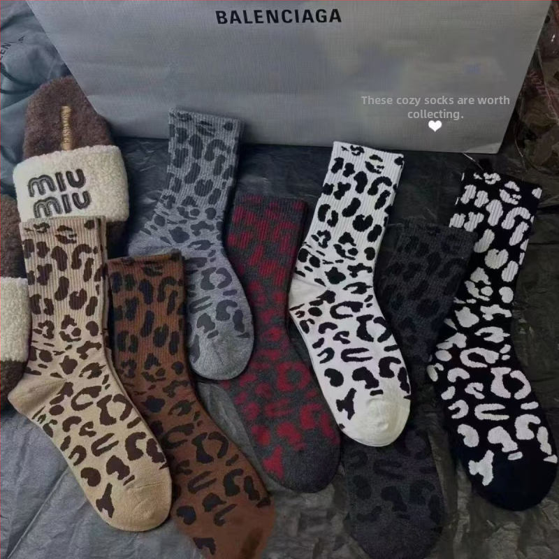 Stredne vysoké voľnočasové ponožky s leopardím vzorom, polyester 90–95%, protišmykové, priedušné