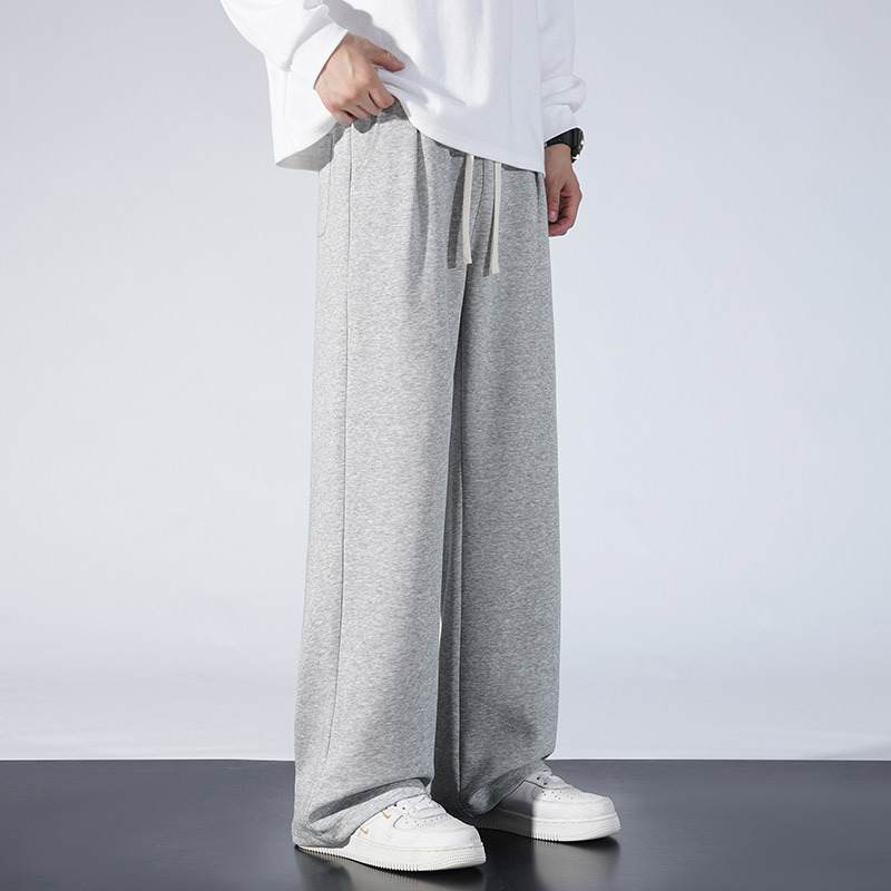 Muške zimske sportske hlače s flis podstavom, opuštena silueta, srednji pas s vezicama, tkanina 65% pamuk / 35% poliester, ravni kroj s džepovima