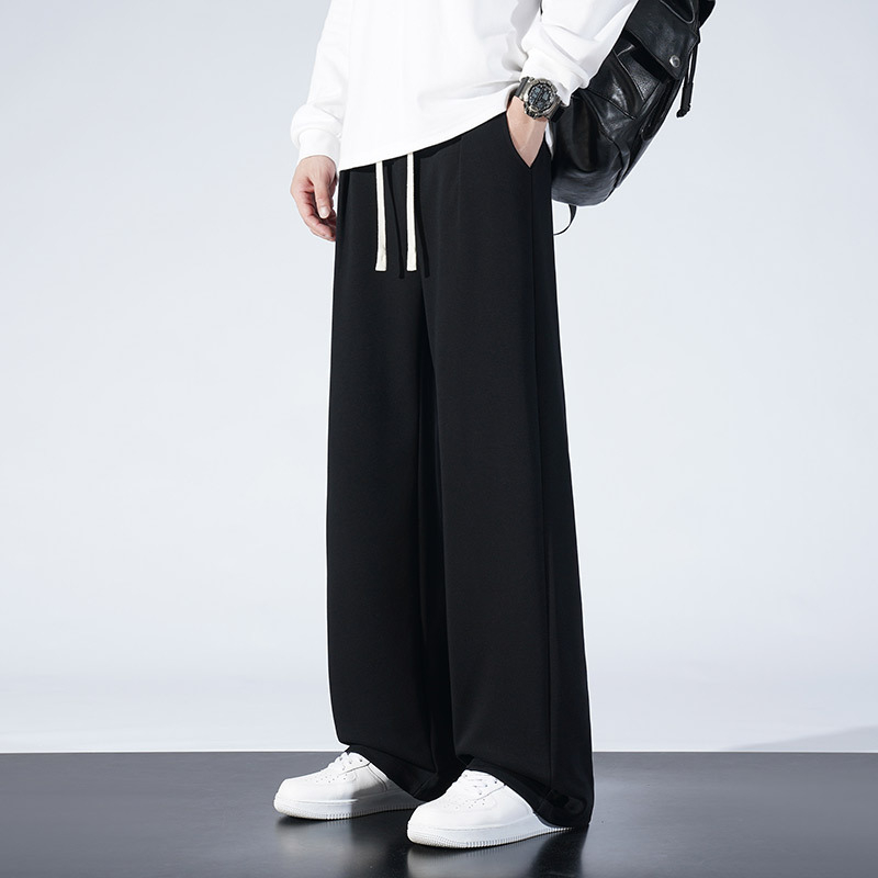 Muške zimske sportske hlače s flis podstavom, opuštena silueta, srednji pas s vezicama, tkanina 65% pamuk / 35% poliester, ravni kroj s džepovima