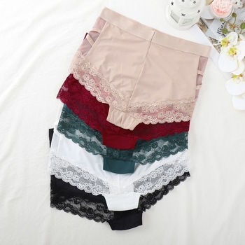 Dámske bavlnené nohavičky s stredným pásom a bavlnou podšívkou v rozkroku (81-90% bavlny)