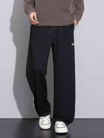 Sportske dnevne hlače, ravni kroj, zatvaranje šnirnom vezicom, poliester tkanina, tekstualni uzorak.