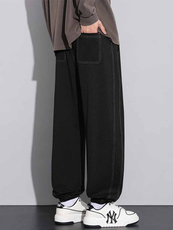 Sportske dnevne hlače, ravni kroj, zatvaranje šnirnom vezicom, poliester tkanina, tekstualni uzorak.