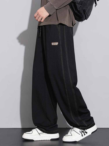 Sportske dnevne hlače, ravni kroj, zatvaranje šnirnom vezicom, poliester tkanina, tekstualni uzorak.